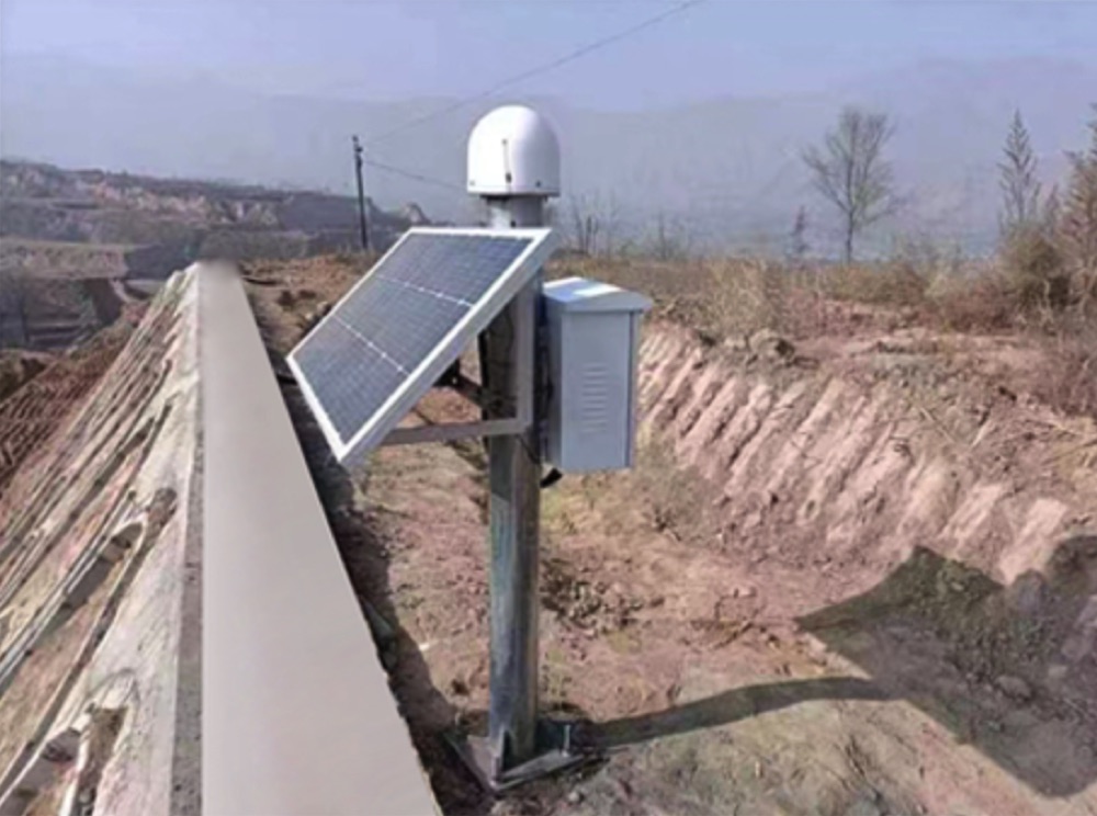 北斗 GNSS 位移监测站现场安装实景，立杆式结构配太阳能板与设备箱